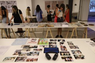 Η έκθεση «Μια σακούλα γεμάτη τηλεκάρτες. Φτιάχνοντας το Αρχείο Αλβανικής Μετανάστευσης» (Ταύρος 18-28/9/2024) έφερε τη νέα γενιά σε επαφή με μια απωθημένη ιστορία